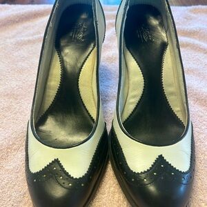 Classic, vintage GH Bass black and white leather pumps heels size 10